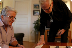 Björn och Christer leker med kort.